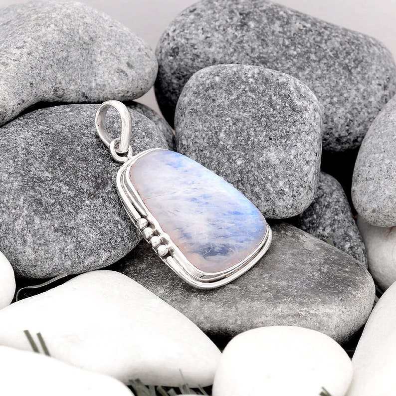 Natural Rainbow Moonstone India 925 Sterling Silver Pendant Jewelry SDP70187