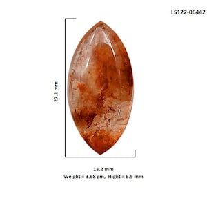 Peut inclure: Une pierre précieuse translucide orange et brune en forme de marquise avec des inclusions internes. La pierre mesure 27,1 mm de hauteur, 13,2 mm de largeur et 6,5 mm de profondeur, pour un poids de 3,68 grammes. Le texte LS122-06442 est visible.