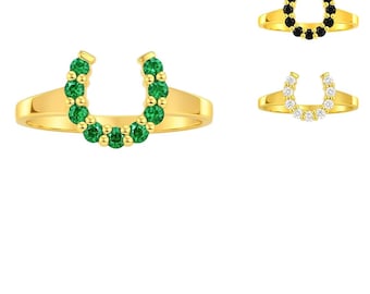 Anel em formato de ferradura banhado a ouro 18K, com turmalina verde, ônix preto e zircônia (tamanhos 5 a 8).