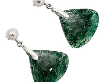Brincos de prata esterlina com aventurina verde: modelo boho artesanal.