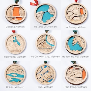 Ornement de carte de la ville du Vietnam, Ornement de Noël en bois de la maison, Cadeau de pendaison de crémaillère, Ornement de nouvelle maison, Cadeau de Noël, Maison de cabine