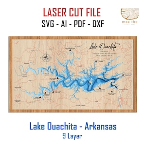Puede incluir: Un mapa de Lake Ouachita en Arkansas cortado con láser. El mapa está hecho de madera y muestra la costa del lago, las islas y otras características. El mapa está etiquetado con el nombre del lago, el estado, el área de superficie y la profundidad máxima. El mapa es un diseño de 9 capas.