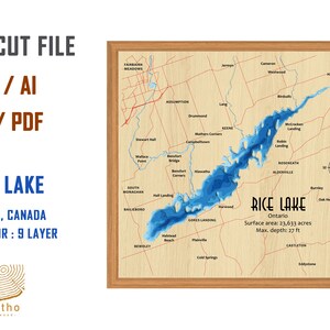 Könnte beinhalten: Eine lasergeschnittene Karte des Rice Lake in Ontario, Kanada. Die Karte ist eine detaillierte topografische Karte, die die Tiefe des Sees und die Umgebung zeigt. Die Karte ist in einem hellen Holzrahmen gerahmt. Der Text "RICE LAKE" ist in Schwarz am unteren Rand der Karte gedruckt. Der Text "Ontario" ist in Schwarz unter "RICE LAKE" gedruckt. Der Text "Surface area: 23,633 acres" ist in Schwarz unter "Ontario" gedruckt. Der Text "Max. depth: 27 ft" ist in Schwarz unter "Surface area: 23,633 acres" gedruckt.