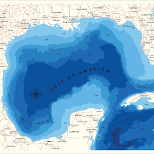 Pu&ograve; includere: Una mappa del Golfo del Messico, che mostra la costa degli Stati Uniti, del Messico e di Cuba. La mappa mostra la profondit&agrave; dell'acqua in tonalit&agrave; di blu, con tonalit&agrave; pi&ugrave; scure che indicano acque pi&ugrave; profonde. La mappa mostra anche i nomi delle principali citt&agrave; e caratteristiche geografiche.