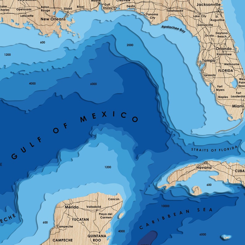 Pu&ograve; includere: Una mappa del Golfo del Messico e del Mar dei Caraibi con curve di livello contrassegnate in blu. La mappa mostra la costa degli Stati Uniti, del Messico, di Cuba e di altre isole. La mappa mostra anche i nomi delle principali citt&agrave; e delle caratteristiche geografiche.