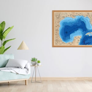 Pu&ograve; includere: Una mappa in legno incorniciata del Golfo del Messico con tonalit&agrave; blu e marroni. La mappa mostra la profondit&agrave; dell'acqua in diverse sfumature di blu.