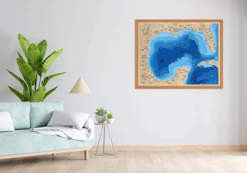 Pu&ograve; includere: Una mappa in legno incorniciata del Golfo del Messico con tonalit&agrave; blu e marroni. La mappa mostra la profondit&agrave; dell'acqua in diverse sfumature di blu.
