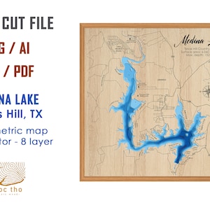 Può includere: File di taglio laser di Medina Lake, Texas Hill, TX. La mappa mostra la batimetria del lago, con linee blu che indicano la profondità. Il file include i formati SVG, AI, DXF e PDF. Il file è un file vettoriale a 8 livelli. L'immagine include anche una bussola e il testo "Medina Lake, Texas Hill Country, TX, Surface area: 6.060 acres, Max. depth: 152 ft."