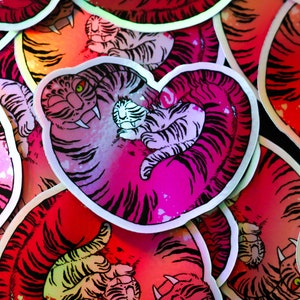 Adesivo de vinil holográfico tradicional em forma de coração de tigre e filhote de tigre coreano