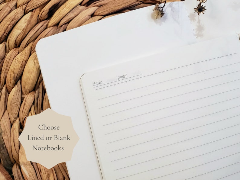 Puede incluir: Un cuaderno blanco con p&aacute;ginas rayadas. El cuaderno tiene una secci&oacute;n para la fecha y el n&uacute;mero de p&aacute;gina. El texto "Choose Lined or Blank Notebooks" es visible en la imagen.