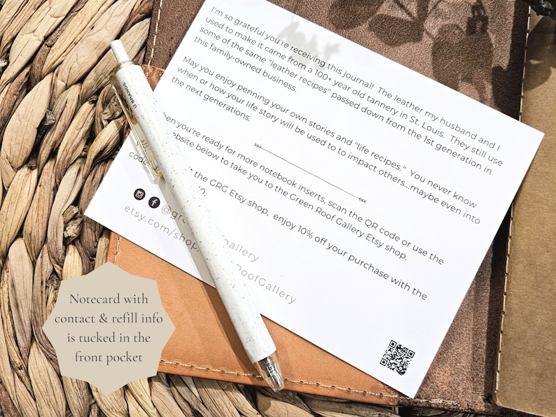Puede incluir: Un diario blanco con una cubierta de cuero marr&oacute;n y una tarjeta metida en el bolsillo delantero. El diario tiene un c&oacute;digo QR y texto que dice "&iexcl;Estoy tan agradecida de que est&eacute;s recibiendo este diario! El cuero que mi esposo y yo usamos para hacerlo proviene de una curtidur&iacute;a de 100 a&ntilde;os en St. Louis. Todav&iacute;a usan algunas de las mismas "recetas de cuero" transmitidas de la primera generaci&oacute;n en este negocio familiar. Que disfrutes escribiendo tus propias historias y "recetas de vida". Nunca se sabe cu&aacute;ndo o c&oacute;mo se usar&aacute; tu historia de vida para impactar a otros... tal vez incluso en las pr&oacute;ximas generaciones. Cuando est&eacute;s listo para m&aacute;s insertos de cuaderno, escanea el c&oacute;digo QR o usa el sitio web a continuaci&oacute;n para ir a la tienda Etsy de Green Roof Gallery.  la tienda Etsy CRG, disfruta de un 10% de descuento en tu compra con el @gre etsy.com/shop..."