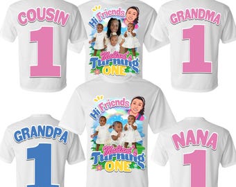 Könnte beinhalten: Sechs weiße T-Shirts mit unterschiedlichem farbigem Text und Zahlen auf der Rückseite. Die Shirts sagen "Cousin", "Oma", "Opa", "Nana" und "Hallo Freunde Mallani's Turning One" mit der Zahl "1" auf jedem Shirt.