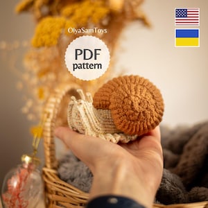 Può includere: Una tazza di ceramica bianca con manico nero e la scritta "But First, Coffee" in nero, in grassetto. La tazza è appoggiata su una superficie di legno. La tazza è alta circa 10 cm.