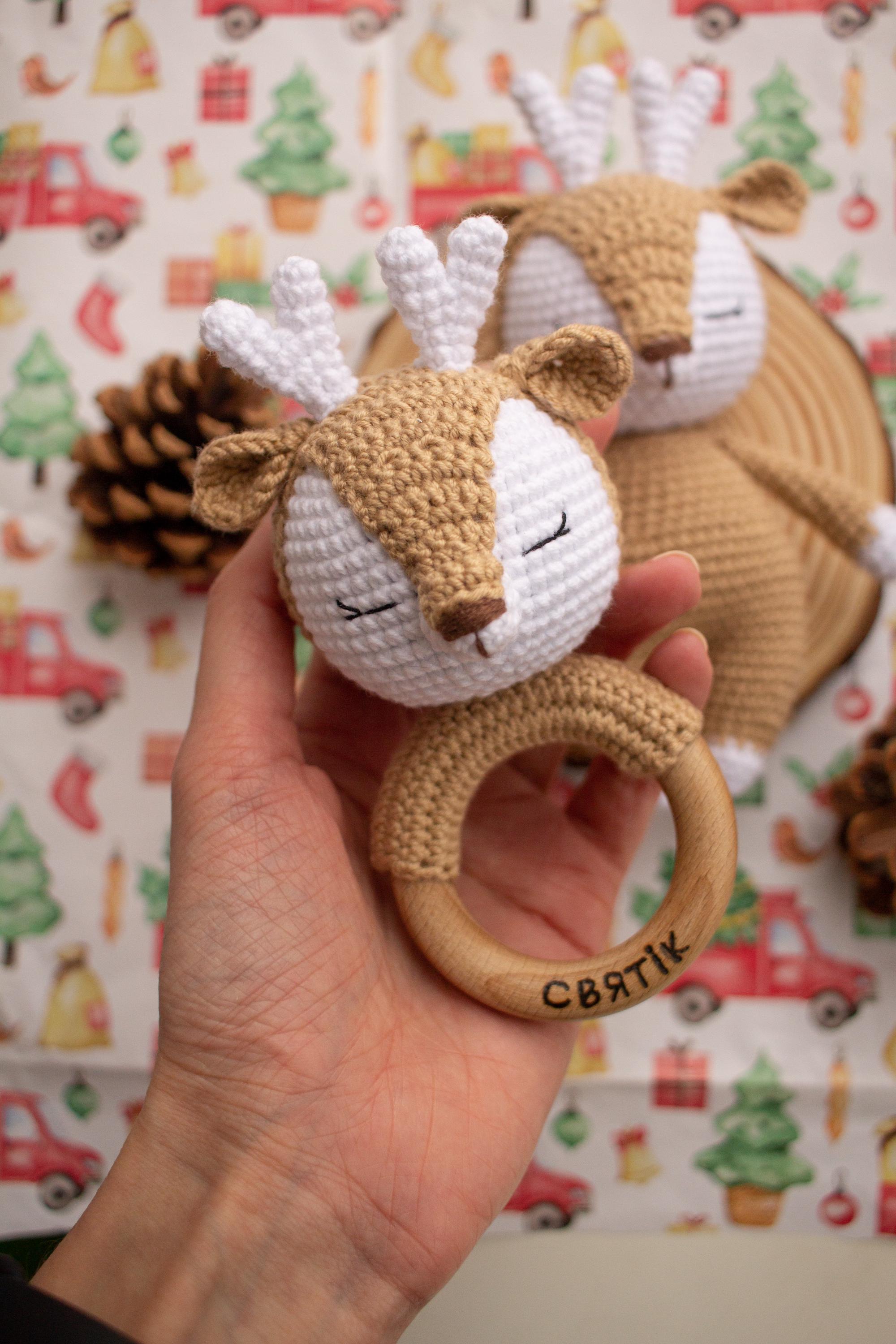 かぎ針編みの鹿のおもちゃとガラガラのパターン、編みぐるみの動物の