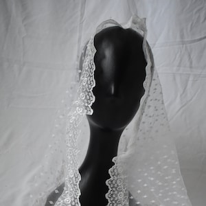 White mantilla (veil)