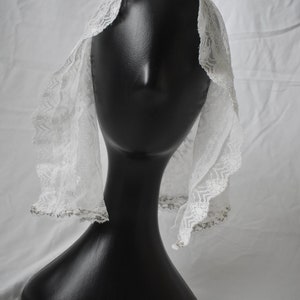 White mantilla (veil)