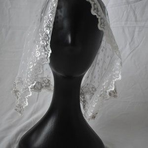White mantilla (veil)