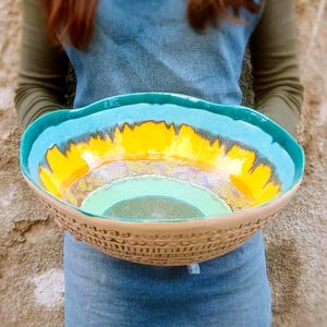 Può includere: Un set di tre ciotole impilabili in ceramica nei toni del blu, verde e bianco. Le ciotole presentano una smaltatura maculata e un design semplice e moderno. La ciotola più grande misura circa 15 cm di diametro.
