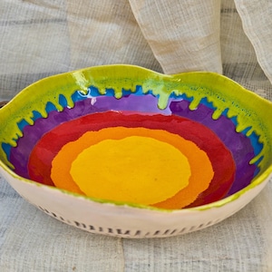 Tigela de cerâmica artesanal em arco-íris – Centro de mesa colorido em cerâmica – Presente artístico para decoração de casa