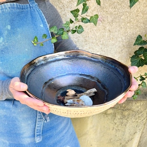 XL handgjord fruktskål i keramik – Mörk skulptural modern konstdekoration, The Moon Collection