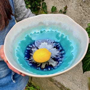 Cuenco grande de cerámica XL hecho a mano, con esmalte craquelado invernal, centro de mesa escultural.