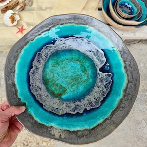 Op de oceaan geïnspireerde keramische plaat – diepblauwe kunst aardewerk, wand- of tafeldecor, L