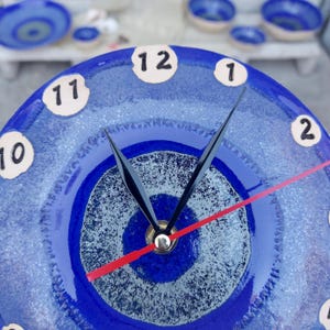 Reloj de pared pequeño de cerámica azul hecho a mano – Decoración moderna para interiores, Colección Azul Cristal
