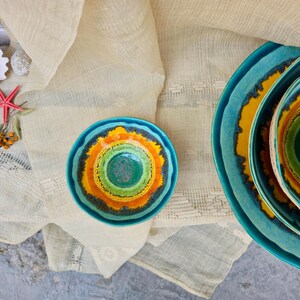 Handgemaakte keramische tapasschotel – op zonnebloemen geïnspireerd kleurrijk aardewerk, keuken- en interieuraccent afbeelding 18