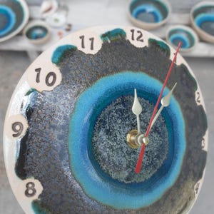 Horloge en céramique unique, Poterie fabriquée à la main, Cadeau d&#39;horloge, Décoration d&#39;intérieur, Horloge ronde murale, Horloge couleur, Décoration murale, Horloge de cuisine, Décoration murale