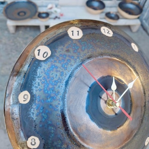 Horloge unique, horloge artistique, horloge en céramique, horloge murale ronde, poterie faite main, cadeau horloge, décoration d&#39;intérieur, horloge couleur, décoration murale, horloge de cuisine