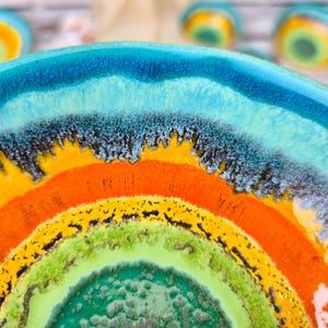 Handgemaakte keramische tapasschotel – op zonnebloemen geïnspireerd kleurrijk aardewerk, keuken- en interieuraccent afbeelding 4