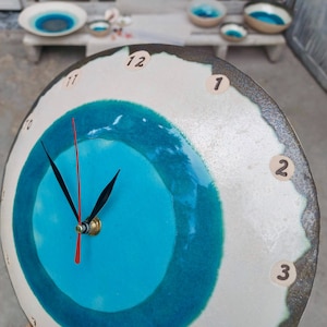 Horloge en céramique, horloge murale ronde, horloge unique, poterie faite main, cadeau d&#39;horloge, décoration d&#39;intérieur, horloge couleur, décoration murale, horloge de cuisine, horloge artistique