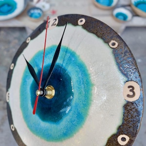Cadeau horloge, Horloge ronde, Art mural, Horloge unique, Horloge en céramique, Poterie faite main, Décoration d&#39;intérieur, Horloge colorée, Décoration murale, Horloge de cuisine