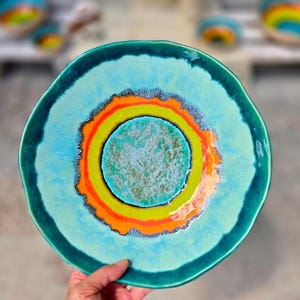 Handgemaakte keramische wandplaat – kleurrijk zomeraardewerkdecoraccent