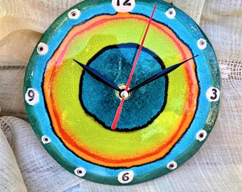 Kleine keramische Wanduhr - türkisfarbener Küstenkunst-Akzent, leiser Mechanismus, vom Meer inspiriertes Einweihungsgeschenk