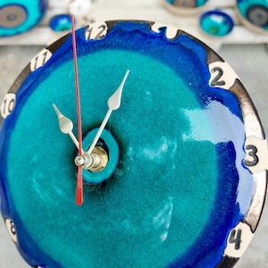 Horloge colorée, mur en céramique, horloge artistique, horloge de cuisine, cadeau de pendaison de crémaillère, horloge unique, décoration d&#39;intérieur, horloge poterie, décoration murale, cadeaux uniques