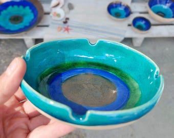 Turquoise keramische asbak – handgemaakt rookaccessoire van blauw aardewerk, kustdecor