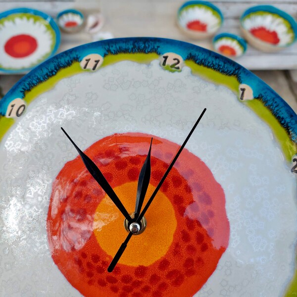 Horloge unique, horloge artistique, horloge en céramique, horloge murale ronde, poterie faite main, cadeau horloge, décoration d'intérieur, horloge couleur, décoration murale, horloge de cuisine