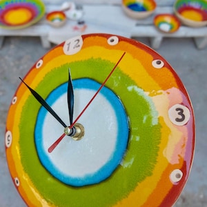 Horloge murale, horloge cadeau, horloge ronde, oeuvre d&#39;art unique, poterie, horloge faite main, horloge en céramique, art déco, horloge couleur, décoration murale, horloge de cuisine,