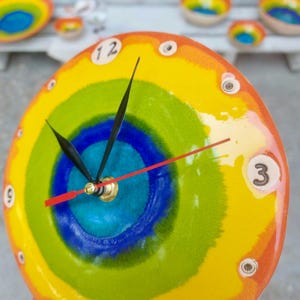 Horloge murale en céramique, décoration d&#39;intérieur en céramique, cadeau poterie unique, horloge artistique, horloge poterie faite main, décoration murale bleue, horloge de cuisine, cadeau de mariage