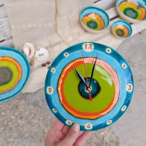 Horloge en céramique, Horloge d&#39;art unique, Horloge murale en céramique, Horloge poterie faite main, Décoration d&#39;intérieur, Horloge couleur, Décoration murale, Horloge de cuisine, Horloge murale