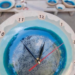 Horloge ronde murale, Horloge en céramique unique, Poterie faite main, Cadeau d&#39;horloge, Décoration d&#39;intérieur, Horloge couleur, Décoration murale, Horloge de cuisine, Décoration murale