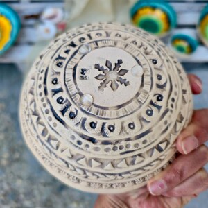 Handgemaakte keramische tapasschotel – op zonnebloemen geïnspireerd kleurrijk aardewerk, keuken- en interieuraccent afbeelding 9