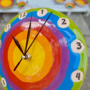 Horloge en céramique faite main, Poterie unique, Cadeau d&#39;horloge, Décoration d&#39;intérieur, Horloge ronde murale, Horloge colorée, Décoration murale, Horloge de cuisine, Art déco