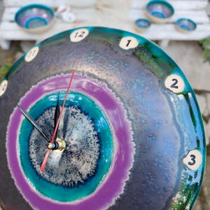 Horloge artistique, horloge en céramique, horloge murale ronde, horloge unique, poterie faite main, cadeau horloge, décoration d&#39;intérieur, horloge couleur, décoration murale, horloge de cuisine
