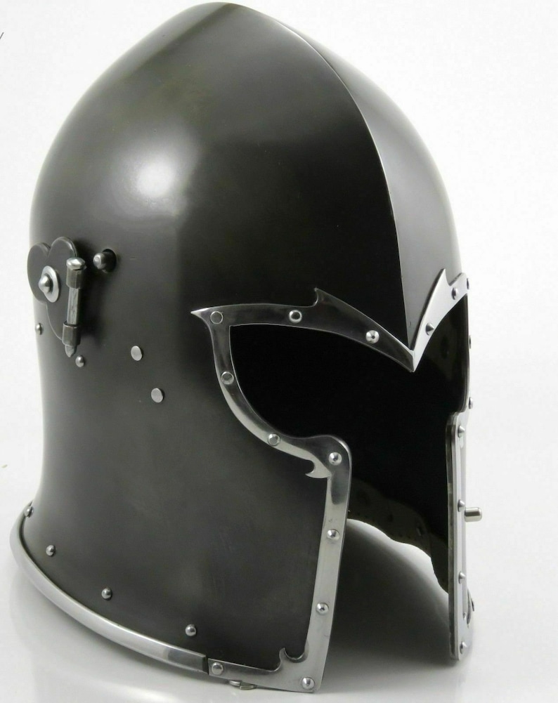 K&ouml;nnte beinhalten: Ein schwarzer Stahlhelm mit Visier und einer klappbaren Gesichtsplatte. Der Helm hat eine strukturierte Oberfl&auml;che und ist mit Nieten verziert.