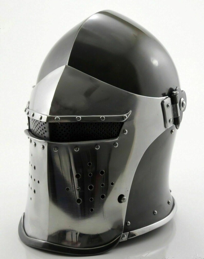 K&ouml;nnte beinhalten: Ein schwarz-silberner Helm mit Visier und einem Maschengesichtsgitter. Der Helm hat ein klappbares Visier und ein dekoratives Design auf der Oberseite.