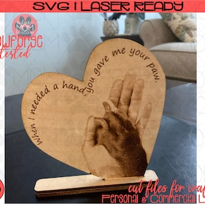 Direct downloaden | Hand aan Paw SVG | Gegraveerd bordontwerp | Hartteken op standaardsjabloon | Laserklaar | Hondenliefhebber | Digitaal bestand