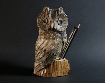 Petite figurine en bois « La chouette sur un porte-crayon » (4,7 L x 8,6 H pouces) La figurine est fabriquée à partir d'une pièce de bois entière sans colle