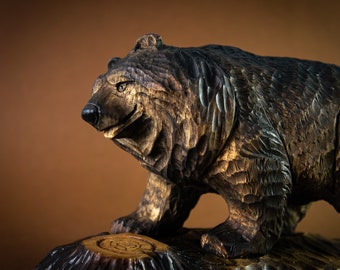 Figurine en bois pas si petite « L'ours sur un support » (9,8 L x 6,3 H pouces) Ours sculpté sur bois 100 % fait main